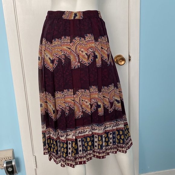 Stunning Bohemian Skirt featuring beautiful Print Design - Picture 2 of 5